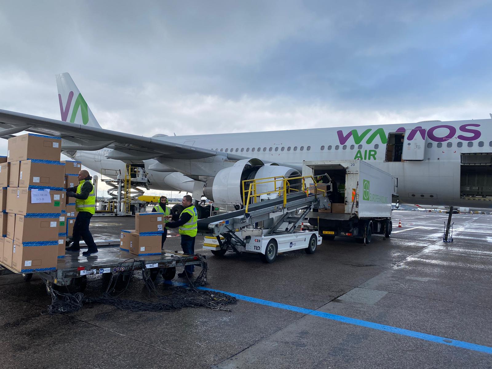 Menzies team at Copenhagen unloading covid test from Wamos flight