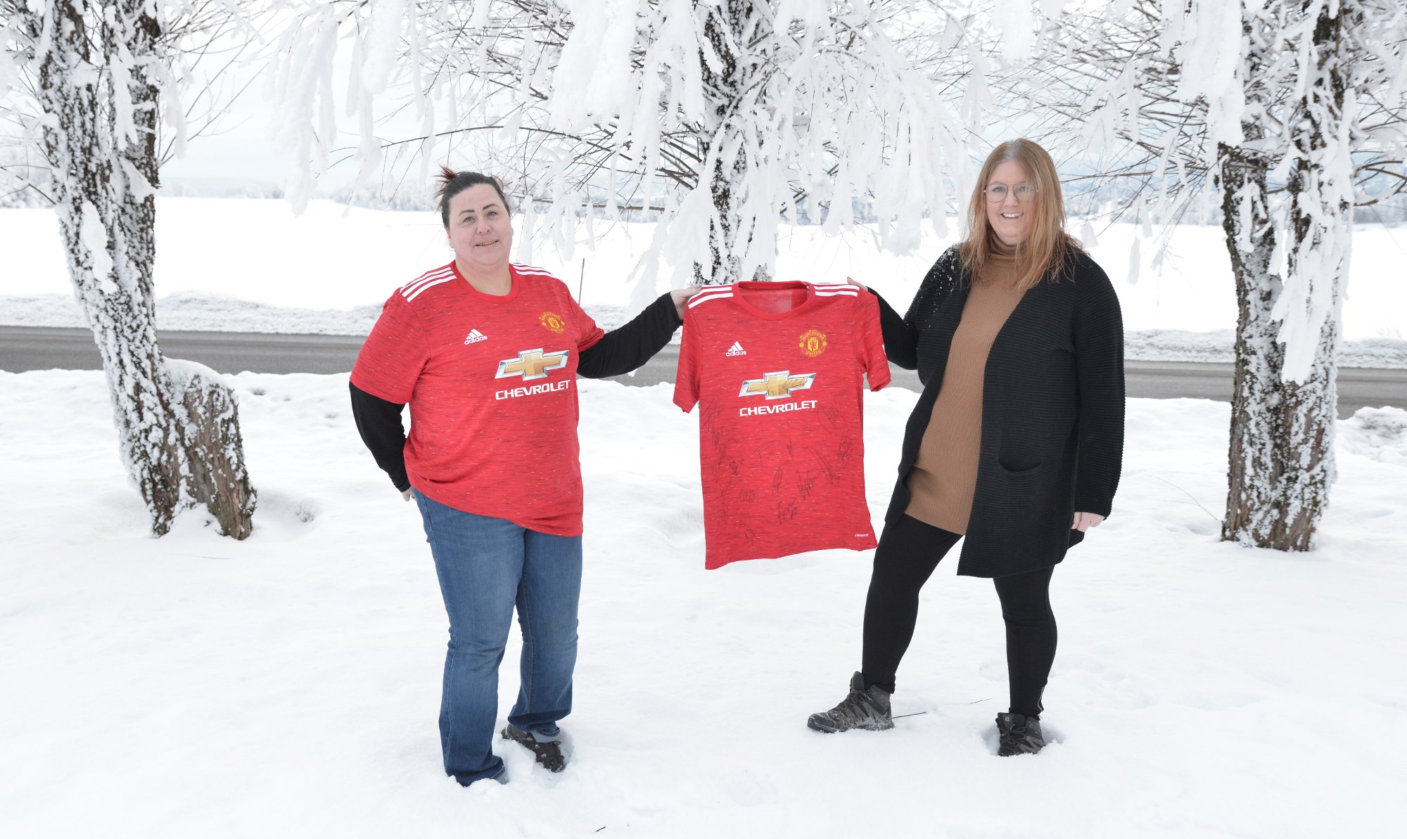 Camill a and Tonje with the Manchester United shirt