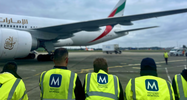 Menzies colleagues watch the 777-21H(LR) arrive at Edinburgh